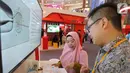 Pengunjung mendengarkan penjelasan layanan kesehatan pada Malaysia Healthcare Expo 2020 di Mal Kelapa Gading, Jakarta, Jumat (6/2/2020). Malaysia Healthcare Expo 2020 merupakan bagian dari inisiatif Malaysia Year of Healthcare Travel 2020. (Liputan6.com/Fery Pradolo)