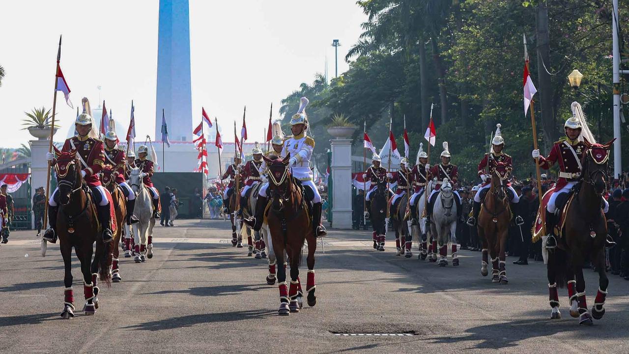 FOTO: Kirab Merah Putih Warnai HUT ke-80 RI di Jakarta