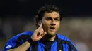 Christian Vieri ditransfer Inter Milan dari Lazio senilai 32,1 juta poundsterling pada awal musim 1999/2000. Nilai transfer Vieri menjadi rekor baru di penghujung era 90-an. (AFP/Pierre-Philippe Marcou)