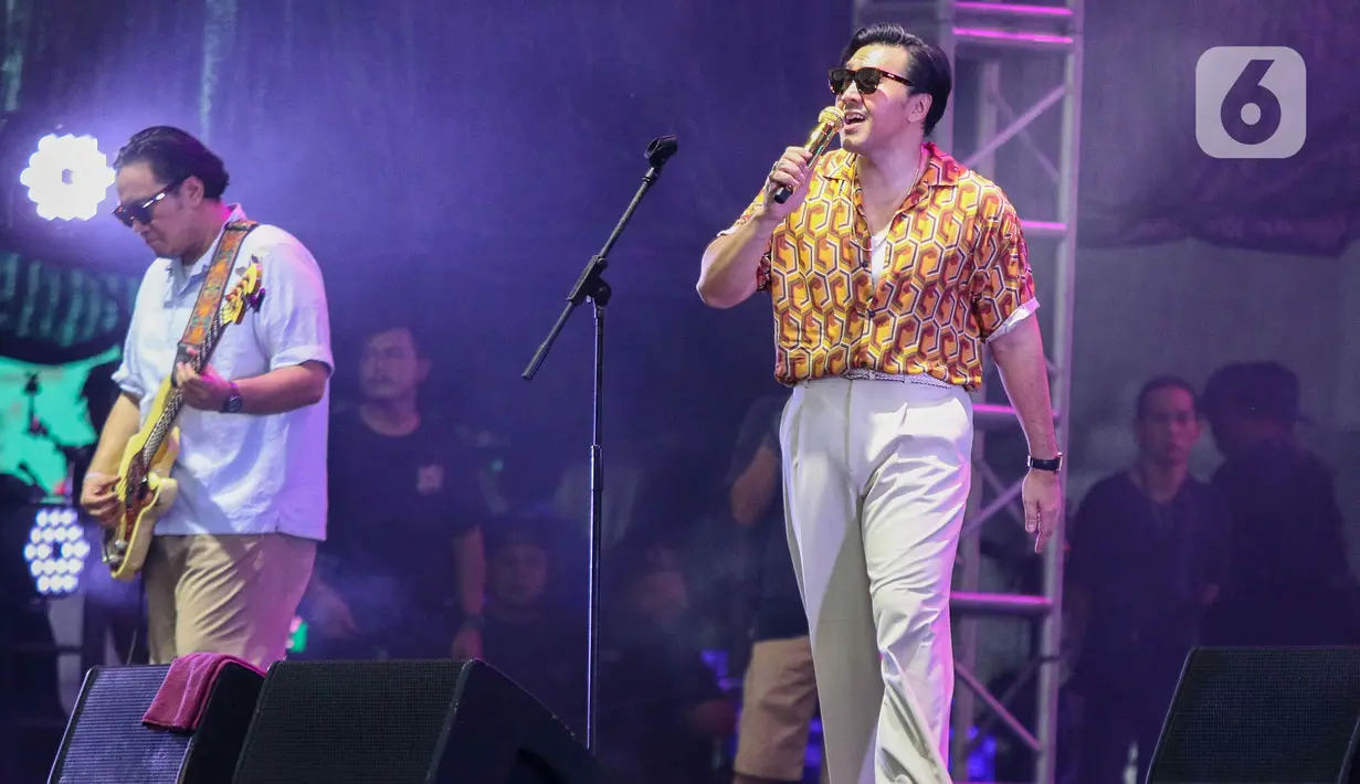 Tidak ketinggalan, lagu Piknik 72 dinyanyikan oleh mantan voklais grup band Naif itu. (Liputan6.com/Herman Zakharia)