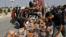 Truk bantuan kemanusiaan tersebut dibongkar sebelum tiba di lokasi pusat pengungsian. (MOHAMMED ABED/AFP)
