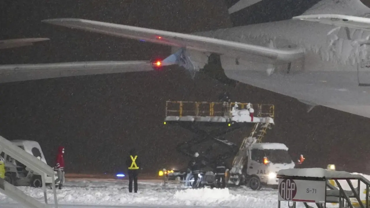 Bagian sayap pesawat Korean Air (kiri) dan pesawat Cathay Pacific (kanan) terlihat setelah tabrakan di Bandara New Chitose Jepang utara di Sapporo, Selasa, 16 Januari 2024. (AP)