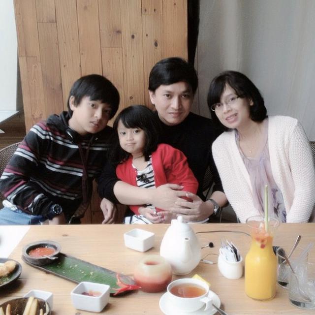 Jarang Terekspos, Ini 6 Momen Manis Yovie Widianto dan Istri