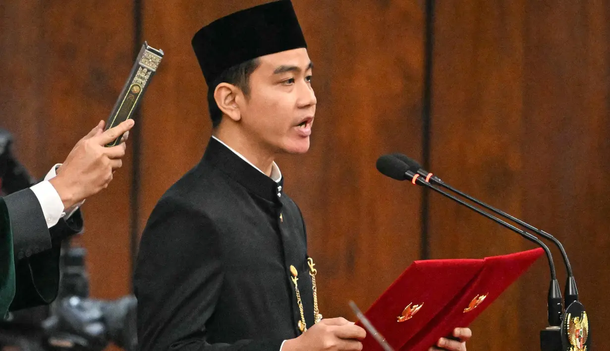 Dalam sumpahnya, Presiden dan Wakil Presiden periode 2024-2029 Prabowo Subianto dan Gibran Rakabuming Raka mengucapkan janji untuk memegang teguh Undang Undang Dasar. (BAY ISMOYO/AFP)