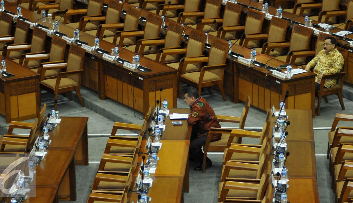 Jejeran bangku kosong saat Rapat Paripurna ke-29 tahun sidang 2015-2016 DPR RI di Kompleks Parlemen, Senayan, Jakarta, Kamis (2/6/2016). (Liputan6.com/Johan Tallo)
