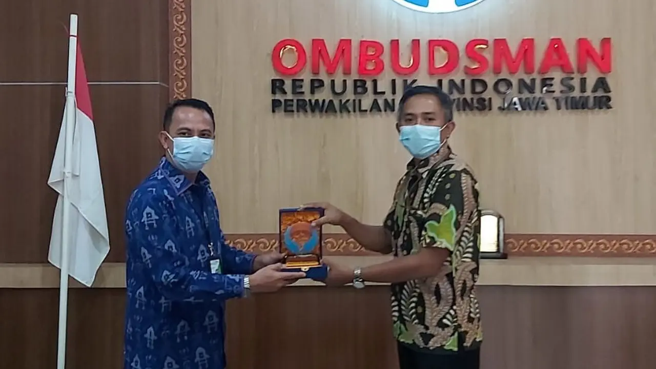 Kepala Perwakilan Ombudsman Jawa Timur Agus Muttaqin (kanan) menerima kunjungan BPJS Ketenagakerjaan Jatim. (Foto: Istimewa)