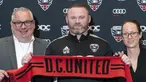 Tak butuh waktu lama bagi Wayne Rooney, salah satu legenda Manchester United usai mundur dari jabatan manajer tim Derby County yang telah ditanganinya sejak 17 bulan lalu. Kurang dari sebulan setelah mengundurkan diri dari jabatannya di Derby County, ia resmi menjadi pelatih klub MLS DC United dalam konferensi pers yang digelar di Audi Field, Washington DC, Selasa (12/7/2022) waktu setempat. (AP/Alex Brandon)