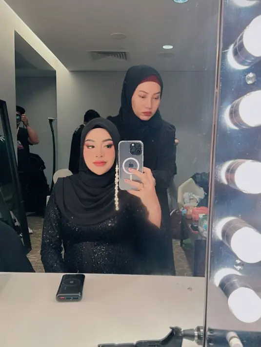 Aurel Hermansyah tampil elegan saat mengenakan gaun berwarna hitam. Potret baby bump Aurel Hermansyah seketika mencuri perhatian, tak sedikit netizen yang ikut tak sabar menanti kelahiran wanita 24 tahun itu. (Liputan6.com/IG/aurelie.hermansyah)