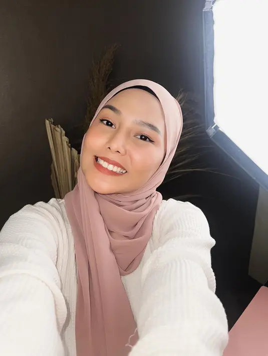 Sejak lama, Dara Arafah mengaku hati kecilnya sudah ingin berhijab. Namun kata hatinya itu selalu ditutupi dengan pikirannya untuk memilih berpakaian yang ia anggap nyaman dipakai. (Instagram/daraarafah)