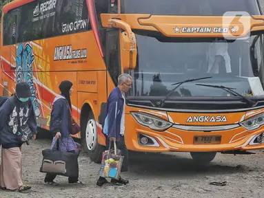 Calon pemudik menunggu kedatangan bus yang akan membawanya ke kampung halaman di Terminal Bayangan Pondok Pinang, Jakarta, Rabu (26/3/2025). (Liputan6.com/Angga Yuniar)