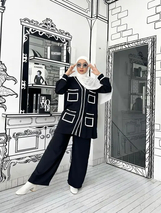 One set berwarna hitam dengan detail white list pada kancing dan saku baju. (instagram/zaskiasungkar15)
