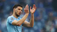 Bek terbaik jatuh kepada pemain Manchester City, Ruben Dias. Dirinya berhasil mengalahkan sejumlah pemain belakang top lain seperti Leonardo Bonucci, Antonio Rudiger, Thiago Silva, hingga rekan satu timnya, Kyle Walker dan John Stones. (Foto: AFP/Pool/Jose Coelho)