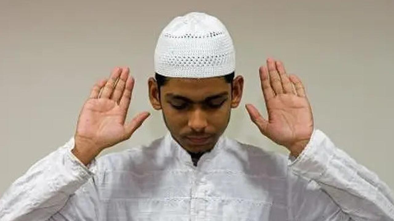 Bacaan Takbir 7 & 5 Kali Sholat Idul Adha Lengkap Bahasa Arab-Latin Beserta Artinya