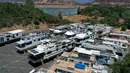 Rumah perahu tak terpakai yang dulunya terapung berada di tempat parkir Bidwell Canyon Marina saat Danau Oroville mengalami penyusutan volume air di Oroville, California (1/6/2021). Tingkat kekeringan di California saat ini merupakan yang paling parah terjadi. (AFP/Justin Sullivan)