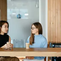 Ilustrasi dua wanita sedang berkomunikasi. © (von Alexander Suhorucov/pexels.com)