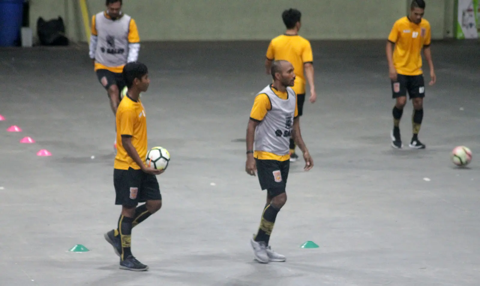 Latihan Borneo FC di Yogyakarta pindah tempat karena hujan. (Bola.com/Ronald Seger Prabowo)ron