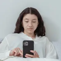 Mulai dari menghapus file yang tidak diperlukan hingga menata aplikasi, berikut tips digital declutter yang bisa membuat ponsel lebih ringan dan produktivitas meningkat. [Dok/Pexels.com/Miriam Alonso].