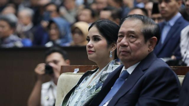 AHY Terima Gelar Doktor dengan Predikat Cumlaude, Annisa Pohan Tampil Cantik dengan Kebaya Hijau Sage