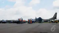 Petugas membawa dua jenazah perempuan korban pesawat AirAsia QZ8501 ke dalam pesawat CN 295 di Lanud Iskandar, Pangkalan Bun, Kalteng, Rabu (7/1/2015). (Liputan6.com/Andrian M Tunay)