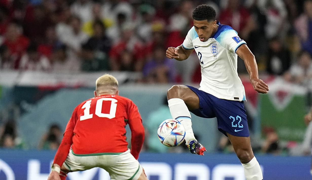 Jude Bellingham. Tampil penuh selama 90 menit, pemain milik Borussia Dortmund ini sukses memerankan peran krusialnya di lini tengah Timnas Inggris bersama Jordan Henderson dan Declan Rice. Selain cekatan mengontrol lini tengah, ia juga beberapa kali kerap membantu serangan, bahkan hampir mencetak gol pada menit ke-76. Sayang, sepakannya masih mampu digagalkan lewat kaki kiper Wales, Danny Ward. (AP/Pavel Golovkin)