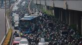 Pengendara terjebak macet saat hari pertama masuk kerja dan sekolah 2026 di Jalan Jenderal Gatot Subroto, Jakarta, Senin (5/1/2026). Hari ini menjadi penanda kembalinya aktivitas dan rutinitas khas kota Jakarta. (merdeka.com/Arie Basuki)