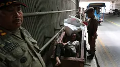 Petugas Satpol PP dari Kecamatan Setia Budi melakukan razia tunawisma di Kawasan Kuningan, Jakarta, Rabu (15/11). Razia tunawiswa ini dilaksanakan di beberapa titik di Ibukota. (Liputan6.com/JohanTallo)