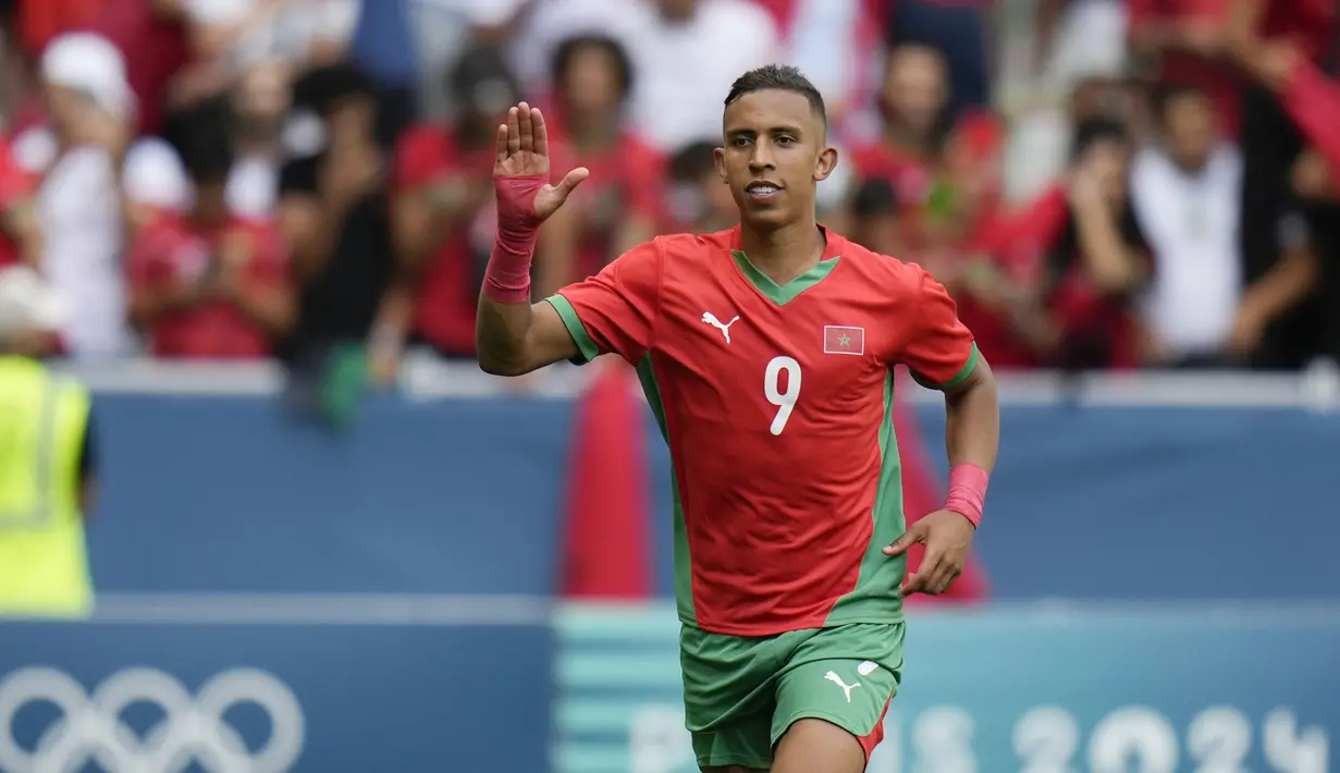 Pemain Maroko, Soufiane Rahimi, melakukan selebrasi setelah mencetak gol ke gawang Argentina pada laga pertama grup B Olimpiade 2024 di stadion Geoffroy-Guichard, Rabu (24/7/2024). (AP Photo/Silvia Izquierdo)