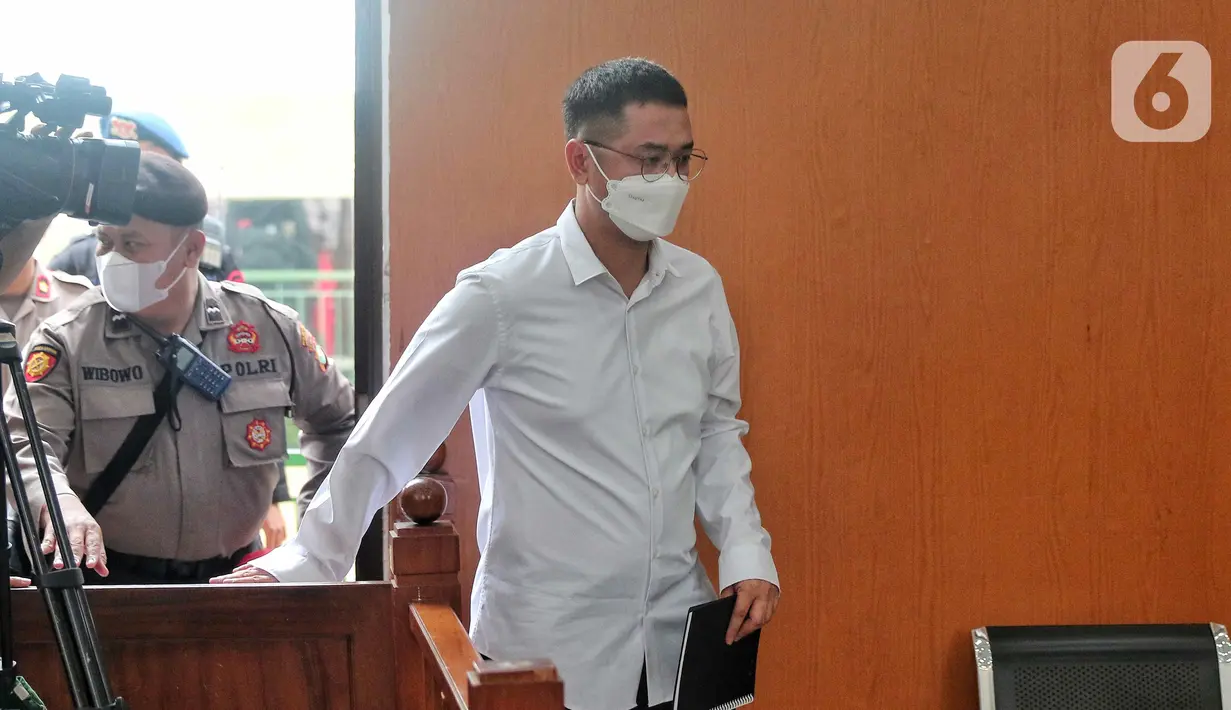 Terdakwa Irfan Widyanto memasuki ruangan sidang  dalam perkara  kasus merintangi penyidikan atau 'obstruction of justice' pembunuhan berencana terhadap Brigadir Nopriansyah Yosua Hutabarat atau Brigadir J di Pengadilan Negeri Jakarta Selatan, Kamis (10/11/2022). Jaksa Penuntut Umum (JPU) menghadirkan lima orang saksi dalam sidang lanjutan dengan terdakwa Irfan Widyanto. (Liputan6.com/Angga Yuniar)