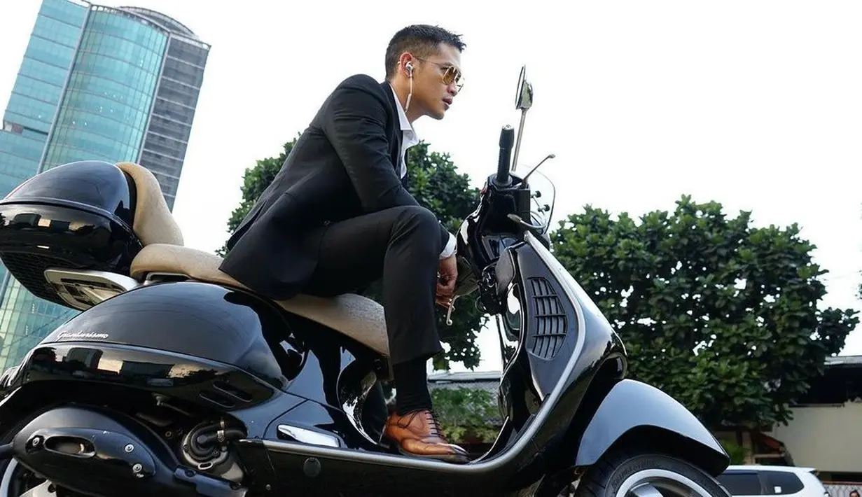 Pemain sinetron Istri Tercinta ini memang dikenal memiliki gaya santai di kesehariannya. Namun di beberapa momen Rezky Aditya tampil formal dengan mengenakan jas. Duduk di atas motor, penampilan Rezky pun tampak gagah.(Liputab6.com/IG/@thereal_rezkyadhitya)