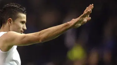 Arsenal&#039;s forward Robin Van Persie after scoring the equalising goal in injury time against Everton during English Premier League match at Goodison Park in Liverpool, on January 28, 2009. AFP Photo/Paul Ellis