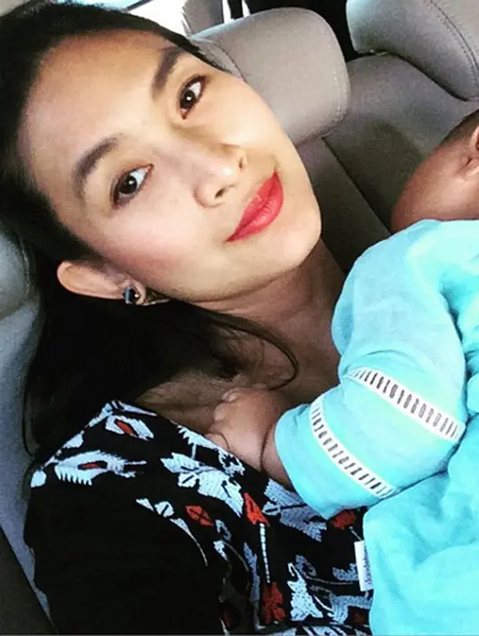 Pasca melahirkan, Happy Salma akan tetap memprioritaskan sang buah hati meskipun mulai kembali ke dalam dunia entertainment. (via instagram/@happysalma)