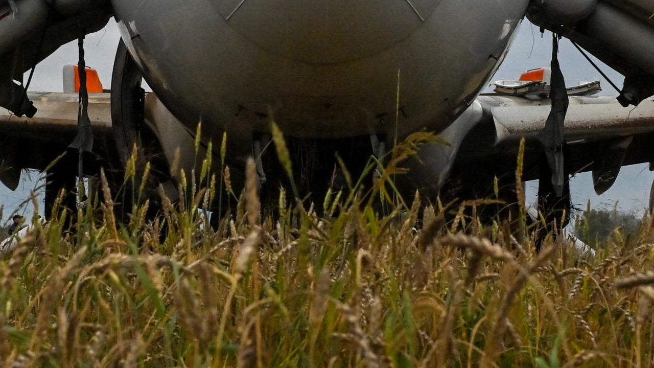 FOTO: Kondisi Pesawat Airbus Rusia yang Mendarat Darurat di Ladang Siberia Akibat Masalah pada Sistem Hidrolik