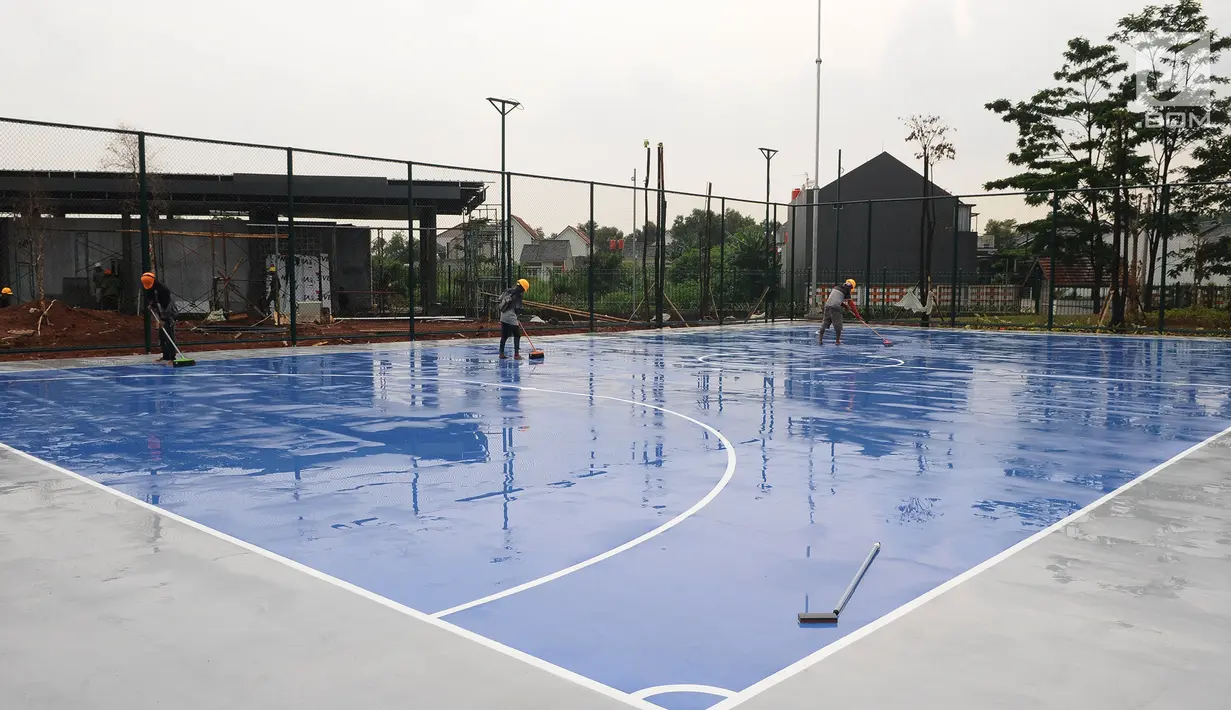 Pekerja sedang merapikan lapangan futsal di Proyek pembangunan alun-alun kota Depok, Jawa Barat, Rabu (9/1). Proyek pembangunan alun-alun kota Depok memiliki area jenis olahraga dan fasilitas lainya. (Liputan6.com/Herman Zakharia)