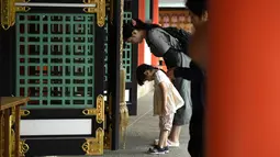 Pengunjung memberikan penghormatan di Kuil Ikuta di pusat Kobe (5/10/2019). Kuil, dengan sejarah lebih dari 1.800 tahun ini dikatakan sebagai salah satu kuil tertua di Jepang. (AFP Photo/Monteforte)