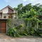 10 Model Gerbang Rumah Desa Modern yang Dipadukan Dengan Pagar Roster, Kombinasi Fasad Estetis