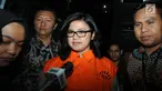 Anggota DPRD Sumatera Utara, Rinawati Sianturi menjawab pertanyaan wartawan usai menjalani pemeriksaan di Gedung KPK, Jakarta, Rabu (4/7). KPK resmi menahan Rinawati. (Merdeka.com/Dwi Narwoko)