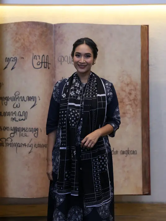 "Ada (jenis kelamin bayi), tapi mungkin saya sharing sama suami saya ya. Yang penting doanya saja. Terima kasih," tutup Happy Salma. (Daniel Kampua/Bintang.com)