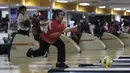 Atlet bowling Indonesia, Elsa Maris, melempar bola saat tampil pada cabang tenpin bowling TPB 4 di Jaya Ancol Bowling Center, Jakarta, Selasa (9/10/2018). (Bola.com/Vitalis Yogi Trisna)