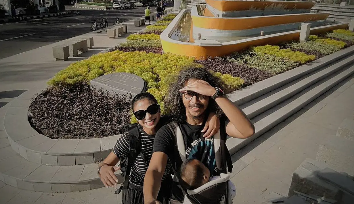 Selain tampil nyentrik, keluarga kecil Shareefa Daanish ini ternyata juga kerap tampil santai. Seperti yang terlihat di foto ini misalnya, ketiganya terlihat sedang liburan. (Instagram/shareefadaanish)