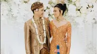 Busana pengantin Nusantara ala Eva Celia dan Demas Narawangsa. (dok. Instagram @bridestory/https://www.instagram.com/p/CeWDjI5P4XD/Dinny Mutiah)