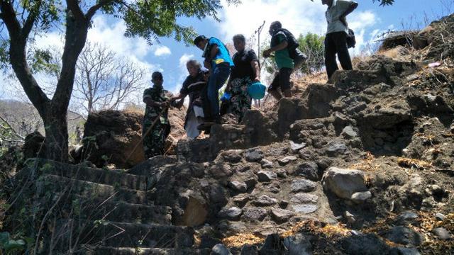 Gunung Api Ile Lewotolok Berstatus Waspada, Warga Mulai ...