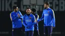 Lionel Messi, Luis Suarez dan Gerard Pique asyik bercanda saat latihan pertama di tahun 2016 bersama skuat Barcelona. (AFP/Pau Barrena)