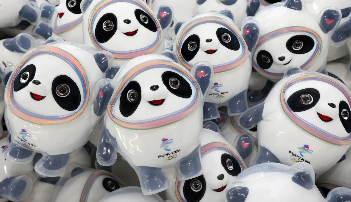 Boneka mainan maskot Olimpiade Musim Dingin Beijing 2022 Bing Dwen Dwen terlihat di sebuah pabrik di Nantong di provinsi Jiangsu Timur, China (8/2/2022). (AFP Photo/STR)