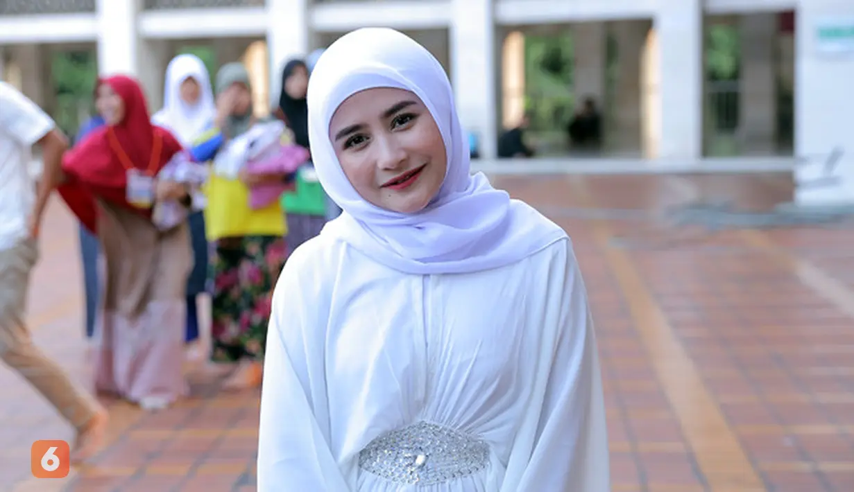 Prilly Latuconsina menyambut dengan senang hati diajak dalam acara tersebut. Prilly hadir  untuk mewakili anak muda dan mengajak generasi muda untuk mencintai Alquran. (Deki Prayoga/Bintang.com)