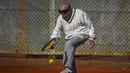 Artyn Elmayan, seorang pria asal Armenia, bermain tenis di River Plate Club di Buenos Aires, Selasa (16/5). Meski usianya telah mencapai 100 tahun, Artyn mengaku tetap rutin main tenis tiga kali seminggu. (AFP FOTO / Eitan ABRAMOVICH)