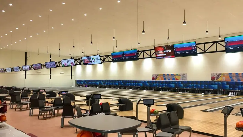 Puan Maharani menjajal arena bowling di venue Asian Games Palembang