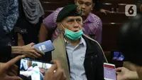 Kivlan Zen menjawab pertanyaan awak media jelang memberikan kesaksian dalam sidang lanjutan kasus kepemilikan senjata api ilegal di Pengadilan Negeri Jakarta Pusat, Rabu (5/2/2020). Sidang untuk terdakwa Azwarni ditunda karena alasan kesehatan Kivlan Zen. (Liputan6.com/Herman Zakharia)