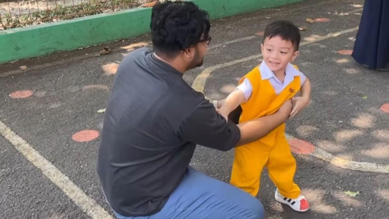 Momen Ammar Zoni saat bertemu Air Rumi langsung mencuri perhatian publik di dunia maya. Tak sedikit yang terharu melihat potret ayah dan anak tersebut.<br>