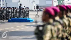 Kepala Staf Koarmabar Laksamana Pertama TNI Yudo Margono, S.E memimpin upacara pelepasan dalam rangka mendukung pengamanan Konferensi Tingkat Tinggi  (KTT) World Islamic Economic Forum (WIEF) yang ke-12 di Jakarta, (29/7). (Liputan6.com/Faizal Fanani)