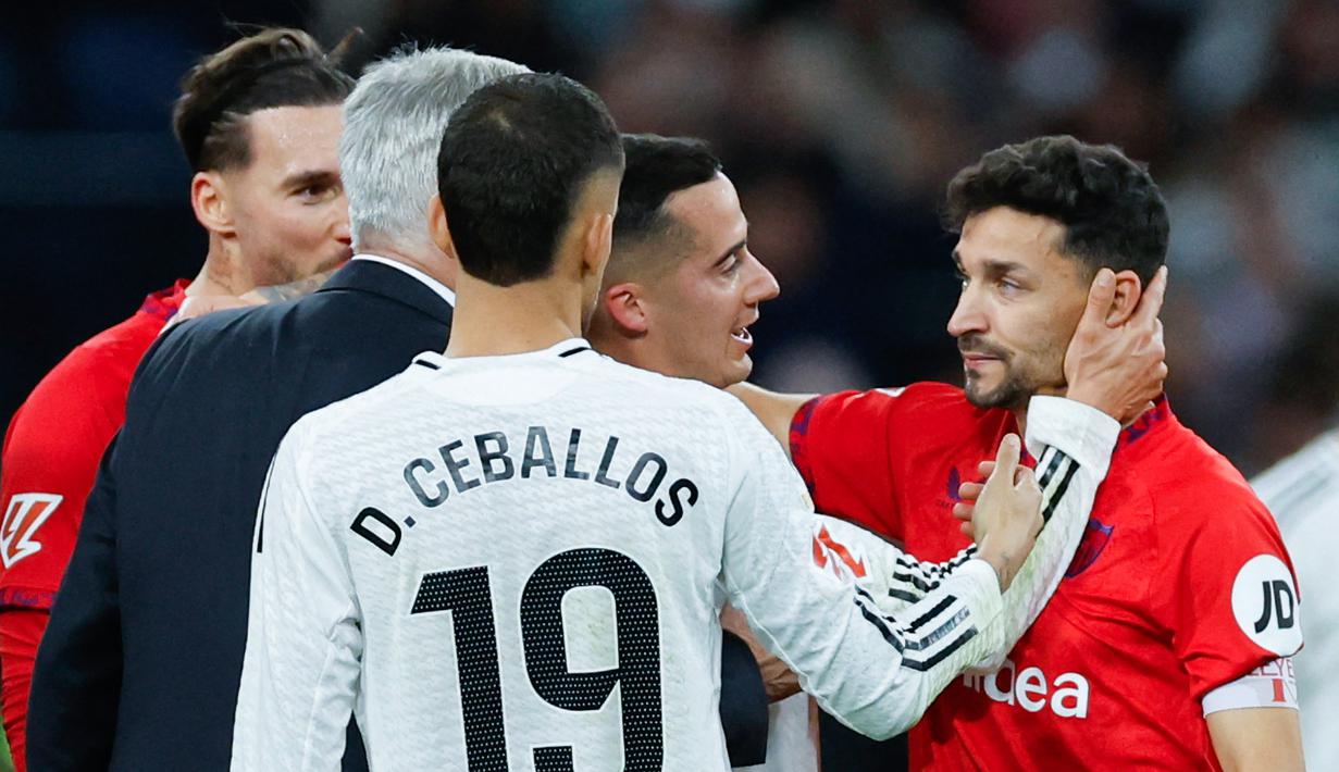 Dalam sebuah momen yang jarang terjadi di lapangan lawan, Jesus Navas menerima penghormatan hangat dari publik Bernabeu. (AFP/Oscar Del Pozo)